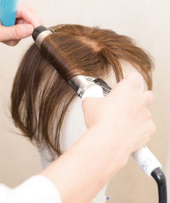 調整したウィッグを装着した浅井さん