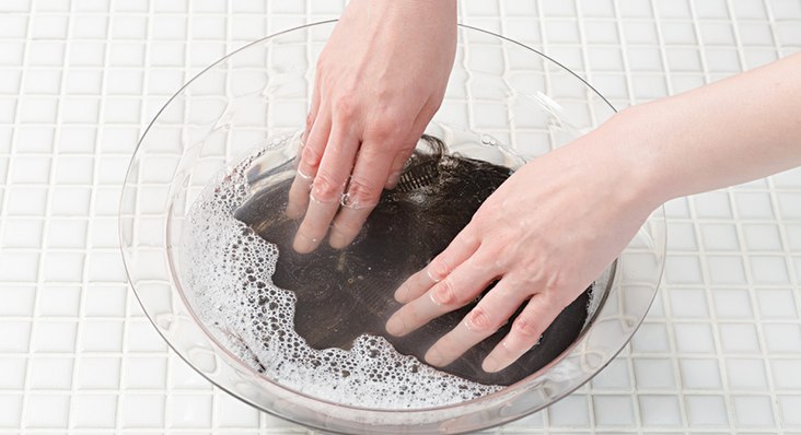 ベースネットを上にしてウィッグを浸けている様子