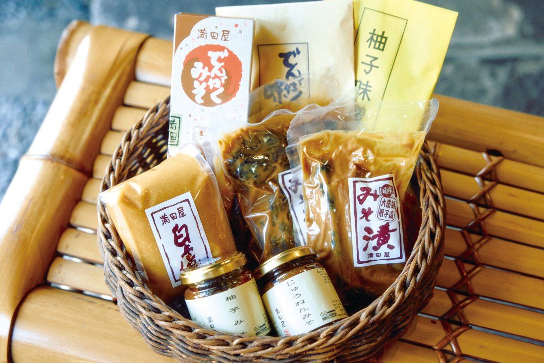 味噌や漬物などのおみやげが並ぶ籠
