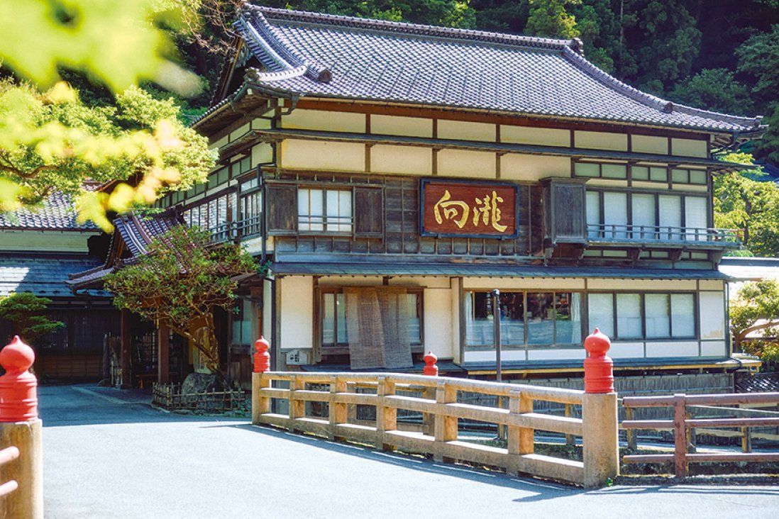 朱塗りの欄干が印象的な向瀧の建物外観