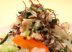 海藻とタマネギの温野菜サラダ